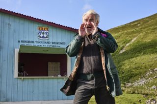 Paul Smith與Barbour第三度拍住上 感受英倫時裝的幽默與浪漫 AW26 Paul Smith loves Barbour - Gamefair Wax Jacket MWX2612GN72, Gamefair Cardigan MKN1796BR37