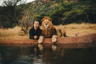 與獅子同行的型男Dean Schneider！放棄安穩工作隻身到非洲拯救野生動物擁抱猛獸
