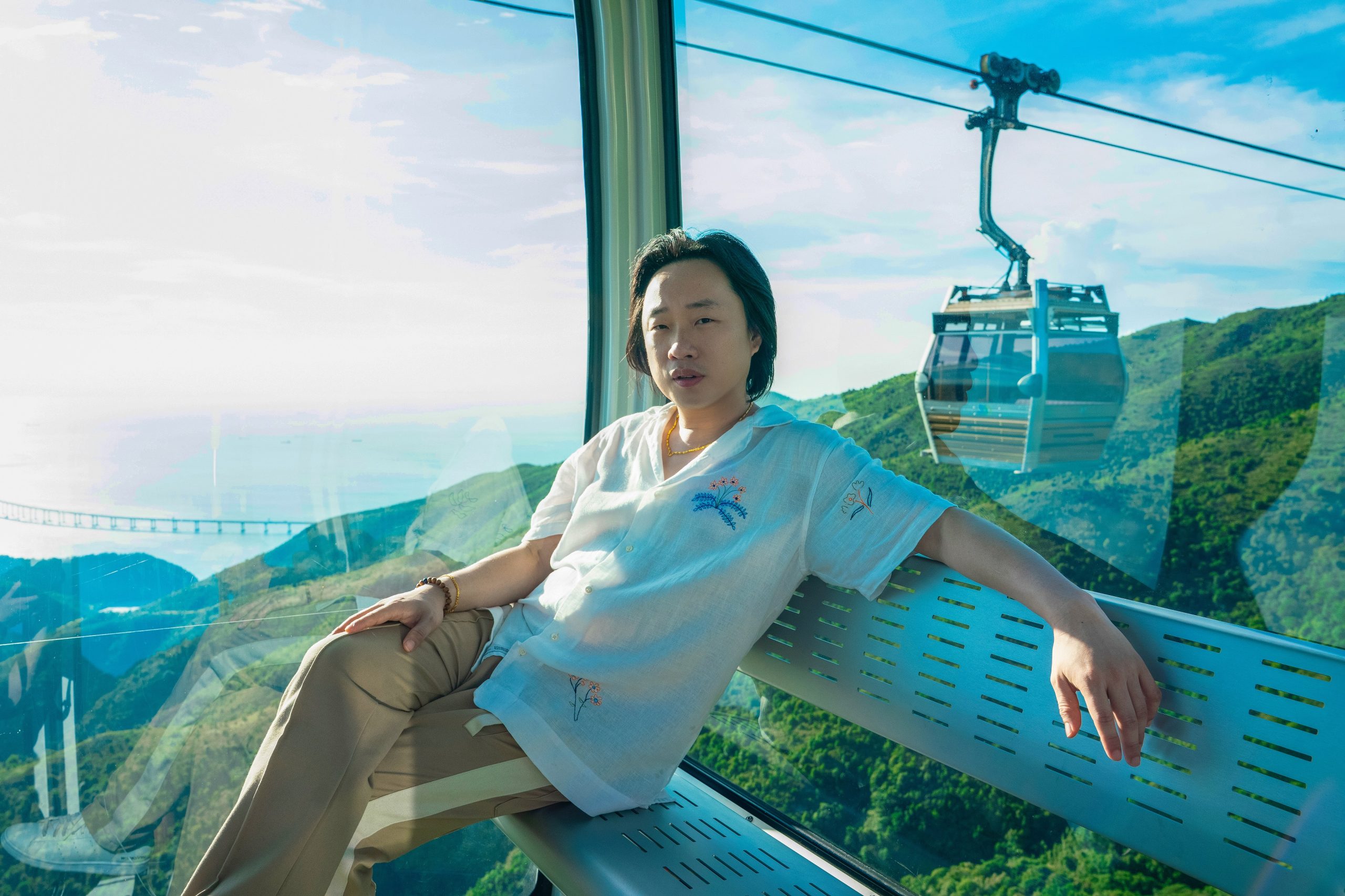 Jimmy-takes-Crystal-cable-car-with-Ngong-Ping-360