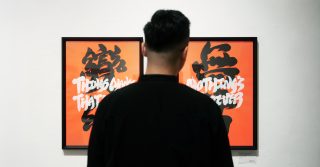 「The Big Words Creator」專訪 ︳香港大文字界的「撞色玩家」！螢光橙撞黑白 中英混搭暖透城市人的情緒出口