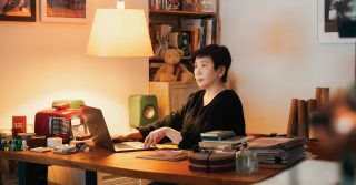 《白孃孃:一朶遲桂花》導演黃翠華專訪|承接前輩潘迪華火炬燃亮堅韌芬芳精神 紀錄片延伸至戲曲中心上演電影音樂會 《白孃孃:一朶遲桂花》導演黃翠華專訪|承接前輩潘迪華火炬燃亮堅韌芬芳精神 紀錄片延伸至戲曲中心上演電影音樂會