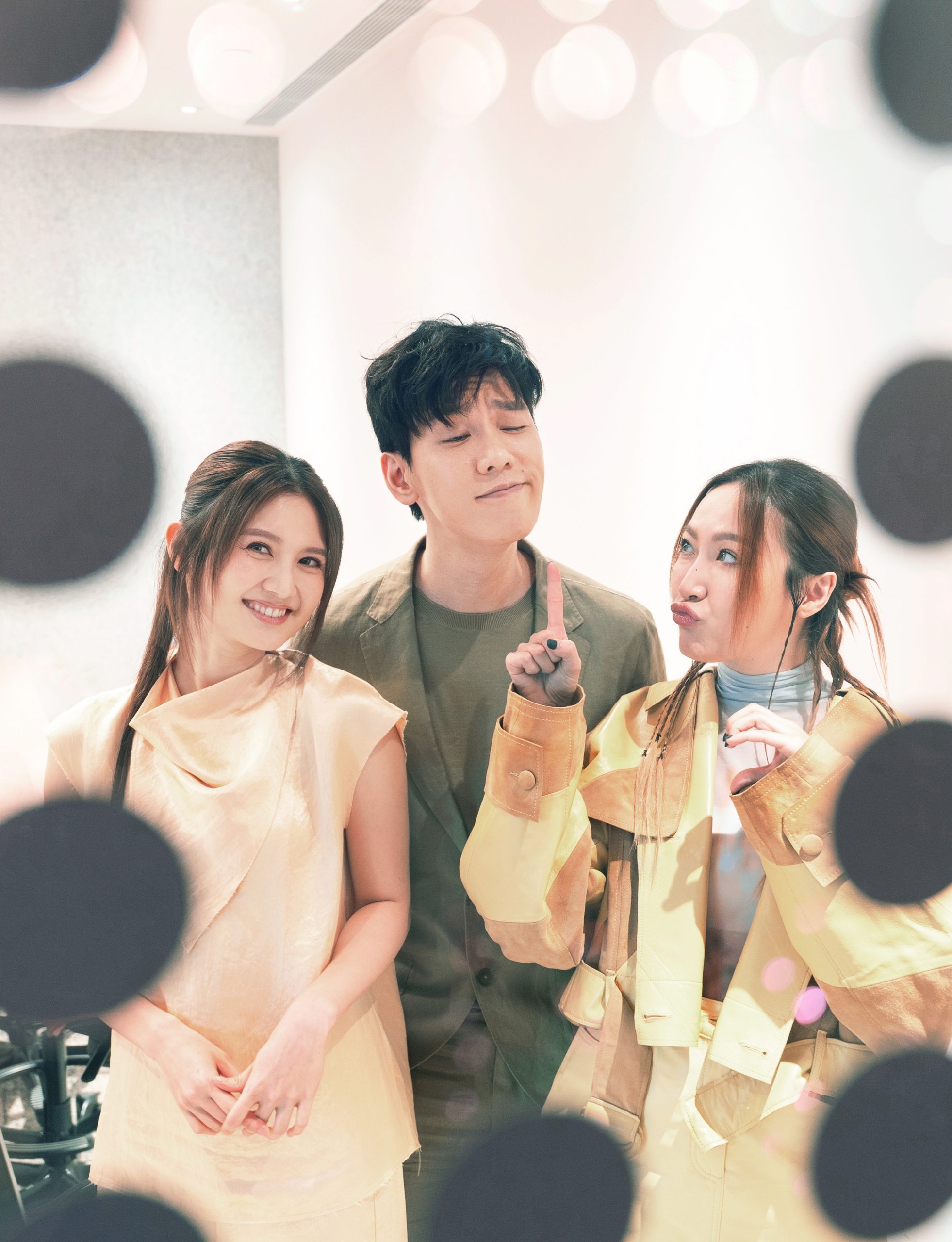 林奕匡×黃妍×葉巧琳專訪|SONY MUSIC三寶挑戰THE FIRST TAKE!探討愛情中的藝術與科學比重 - JET.com.hk